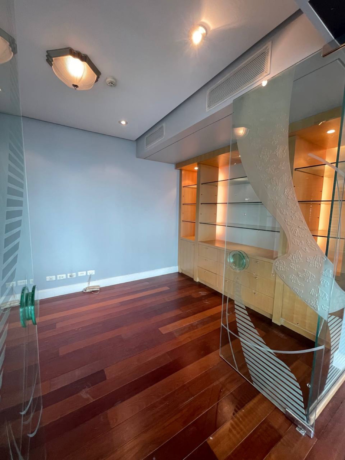 For Sale 3 Bedroom in One Roxas Triangle, Makati City — photo 2